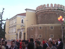 folla in piazza doria